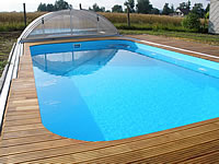 Akátová terasa okolo bazénu včetně posuvných kolejnic pro přístřešek bazénu.Akátová terasová prkna